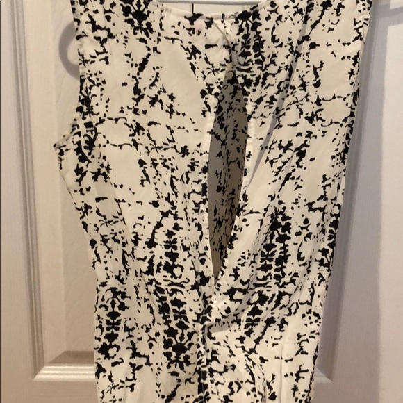 Black and White Sleveless Top With eyelet cutout - Picture 3 of 4